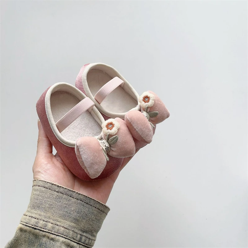 Zapatos de Otoño Invierno para niños, zapatos de princesa con lazo Floral para niñas, zapatos cálidos de felpa antideslizantes de suela blanda para primeros pasos - imagen 4