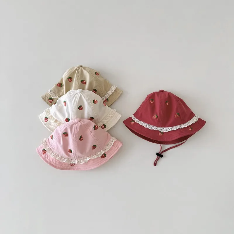 Sombrero pescador bebé estilo coreano con encaje y detalle fresa - imagen 2