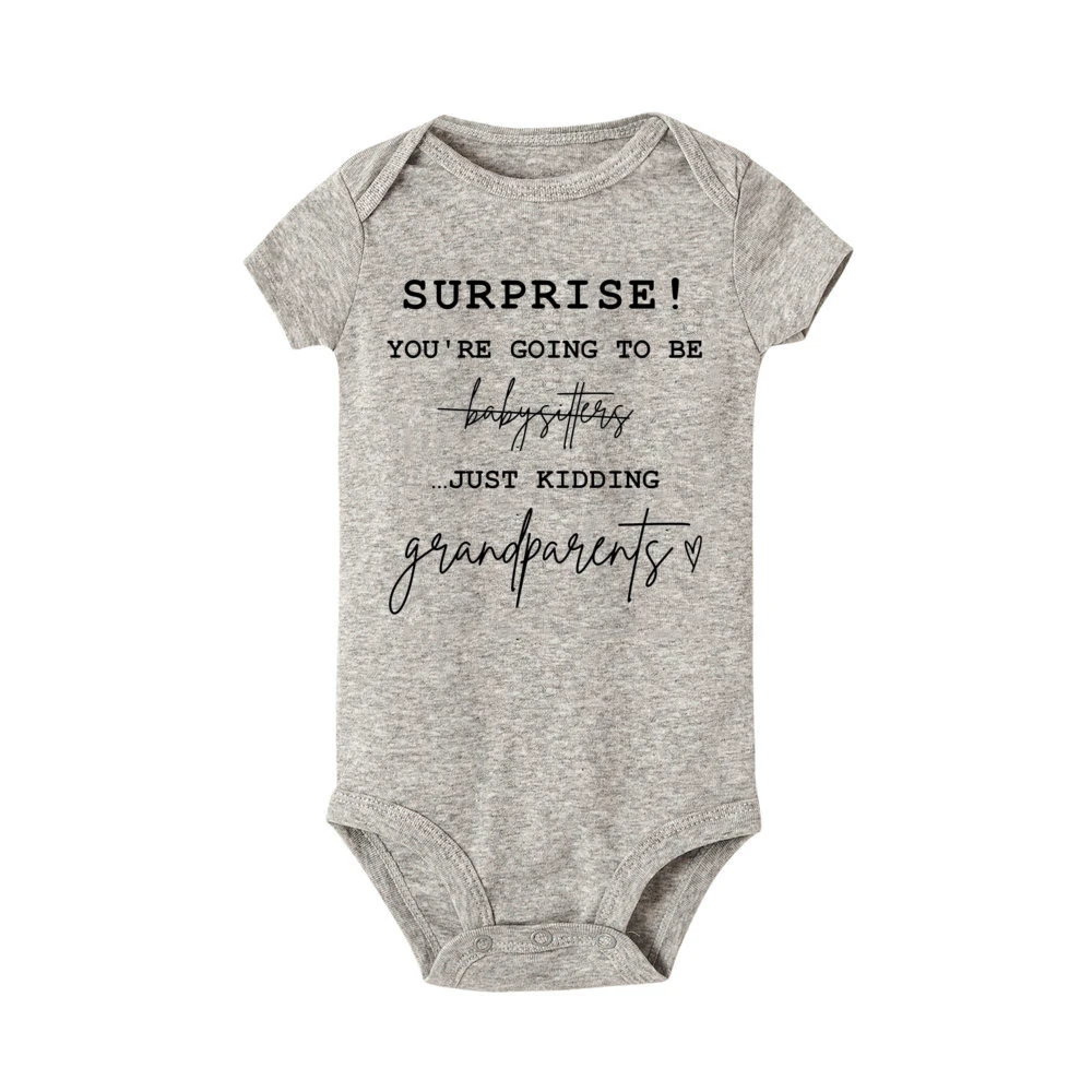 Sorpresa que estás va ser Baby Sitter Just Kidding Grandparents estampado mameluco para bebé anuncio de embarazo traje de mono inflado - imagen 3