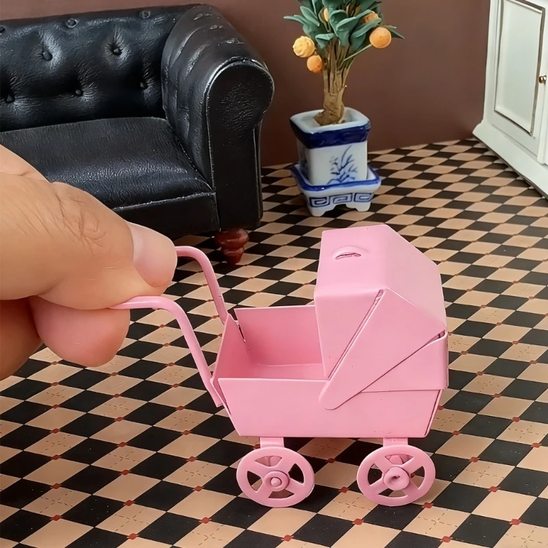 Nuevo Mini cochecito de hierro rosa para casa de muñecas a escala 1/12, modelo bonito, cochecito de muñecas en miniatura, juguetes, Mini casa, rueda pequeña, modelo de carretilla, decoración - imagen 4