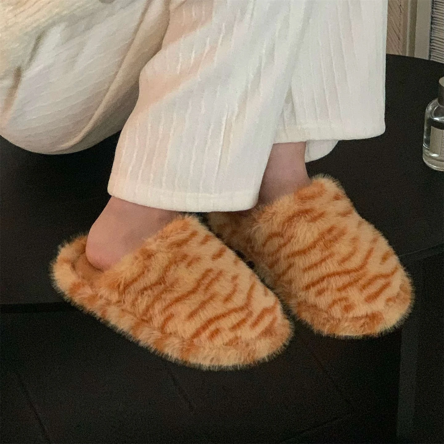 Pantuflas suaves de pelo sintético para niñas – Estampado leopardo - imagen 2