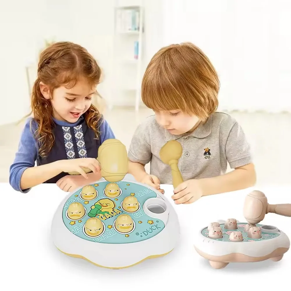 Dos niños jugando con un juguete en la mesa