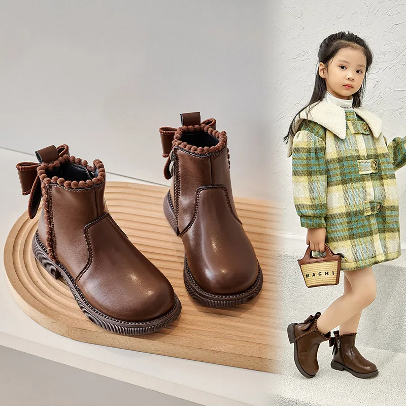 2025 lindos botines de cuero PU con pompón para niños, zapatos de invierno de terciopelo muy cálidos para niñas, zapatos de estudiante con nudo de mariposa a la moda de tacón bajo - imagen 3