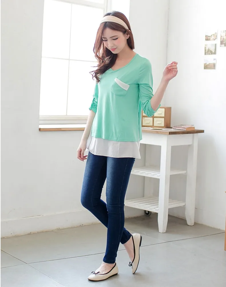 Camiseta de posparto con efecto layering, vista lateral