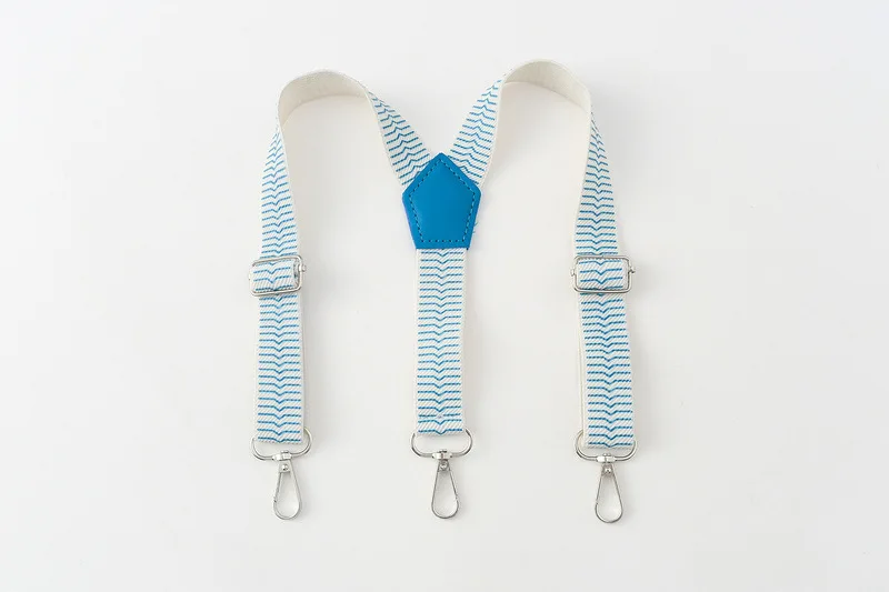 Modelo infantil con el conjunto completo de verano