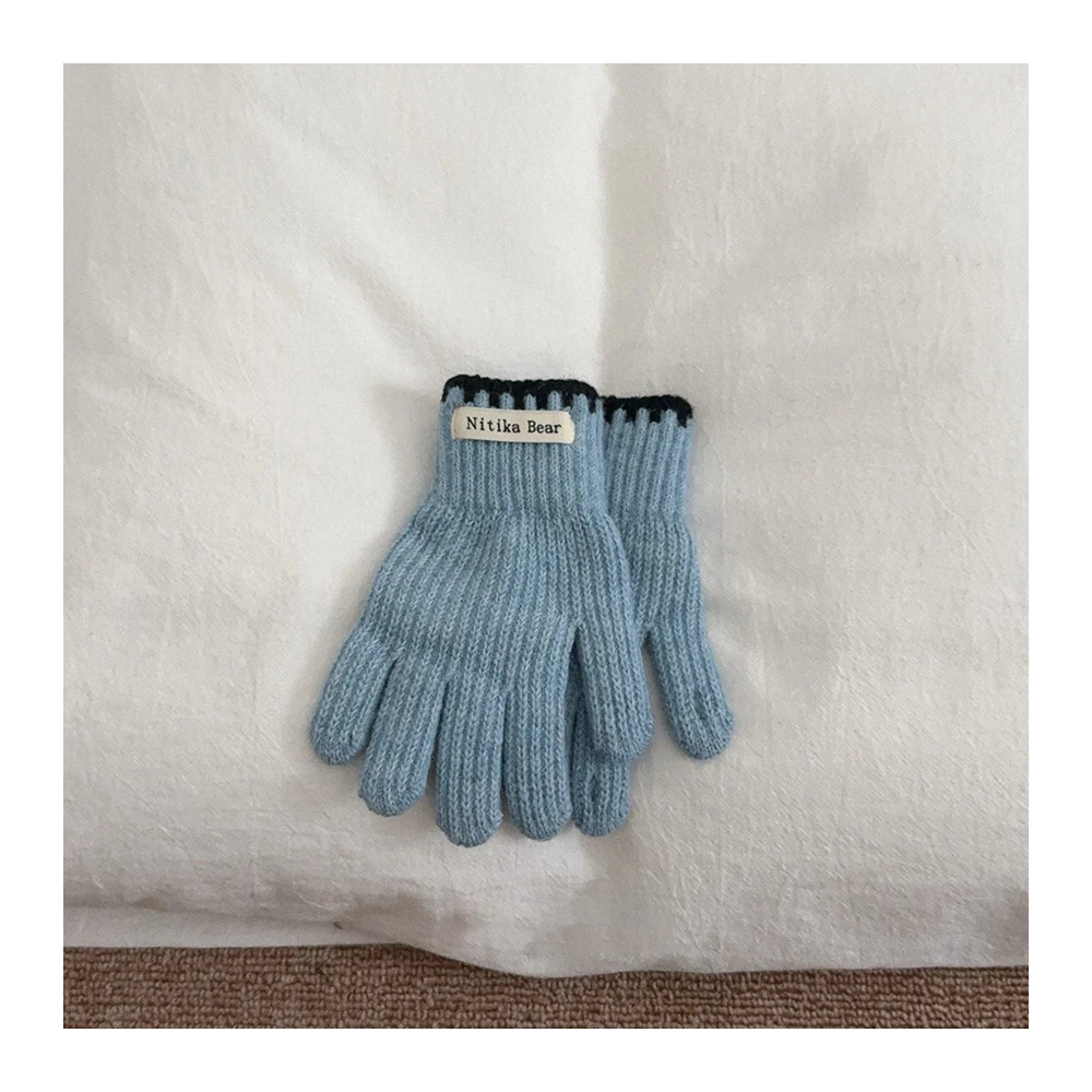 blue gloves