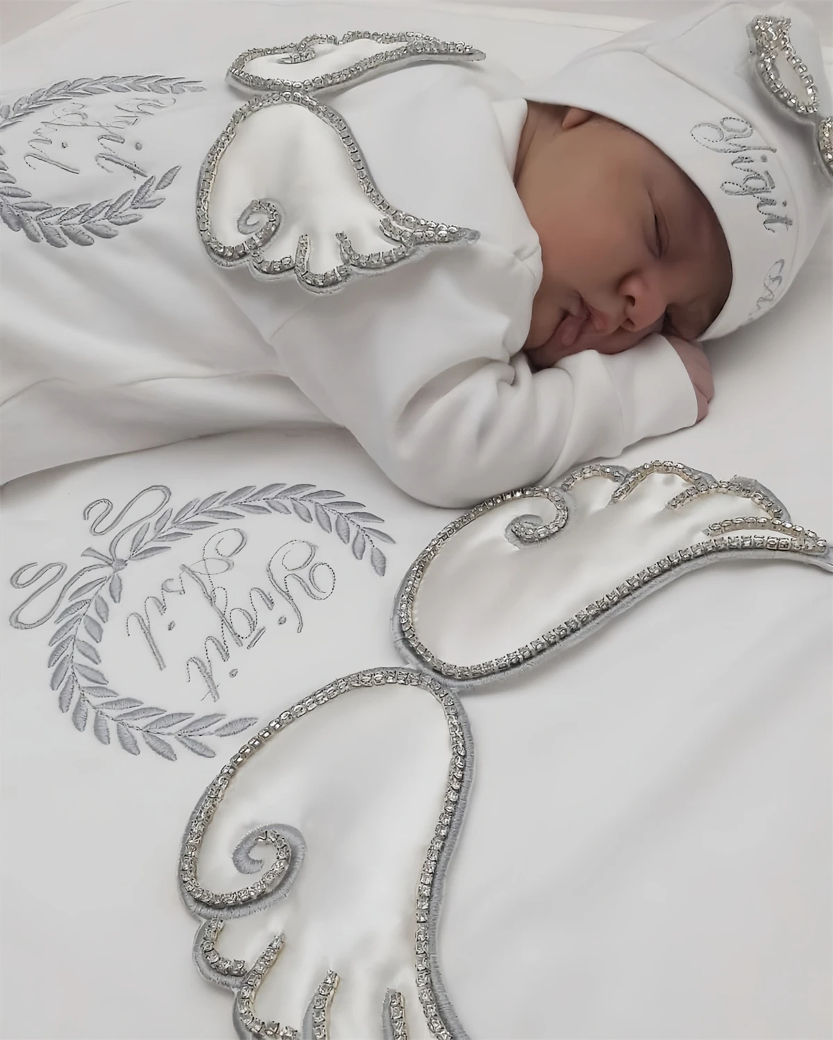 Dollbling, 10 Uds., trajes con alas, cualquier nombre, conjunto de regalo personalizado con bordado de madera dulce, pijamas para bebé, sombrero, vestido Ceremonial de bienvenida a casa