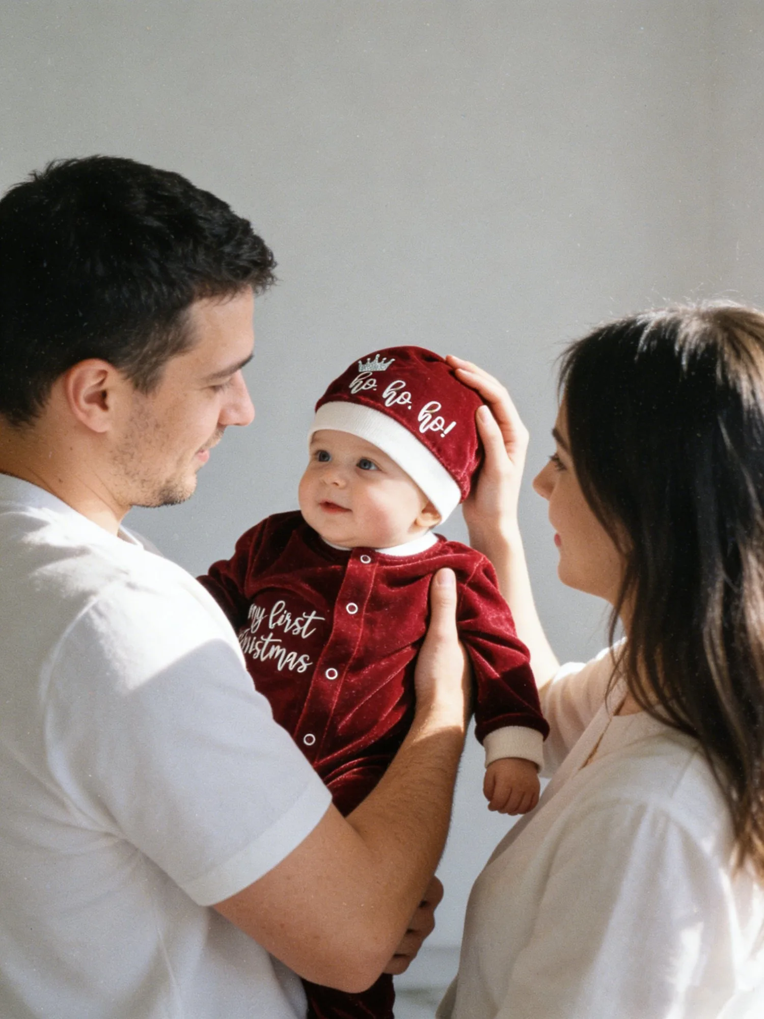 2025 Set de regalo de Navidad para bebé: sombrero de mono de terciopelo rojo para el primer Navidad - imagen 2