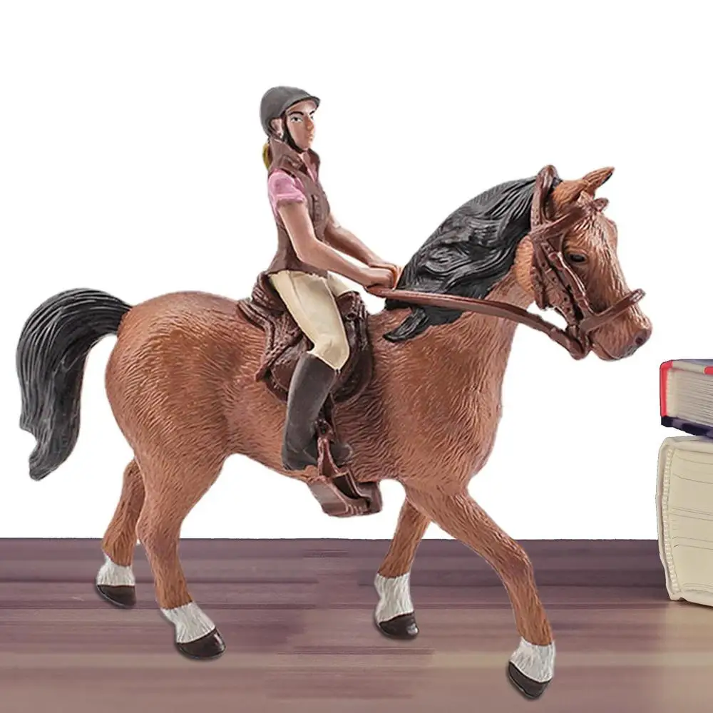 Una niña montando un caballo con camisa rosa