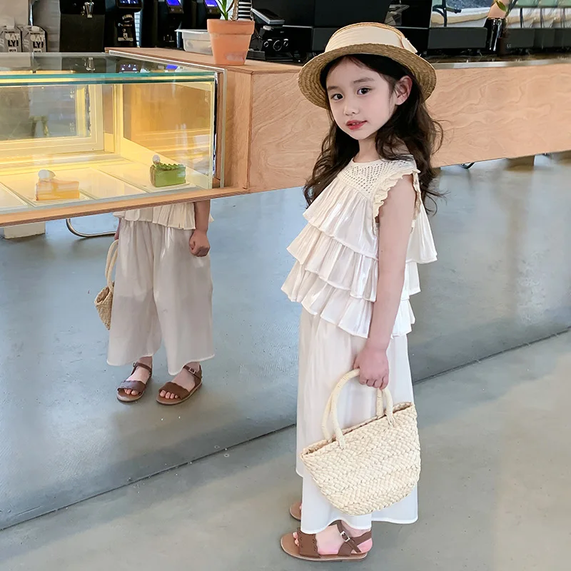 Niña usando el conjunto de verano