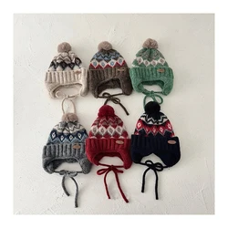Gorro de punto infantil con tejido diamante y franjas multicolor