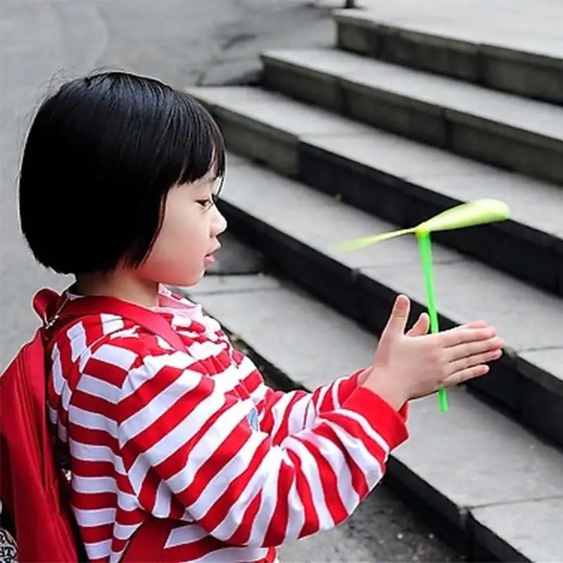 Hélice voladora de empuje manual con forma de libélula de bambú de plástico, juego de deportes al aire libre, juguete para regalo para niños, flecha voladora giratoria, juegos al aire libre - imagen 4