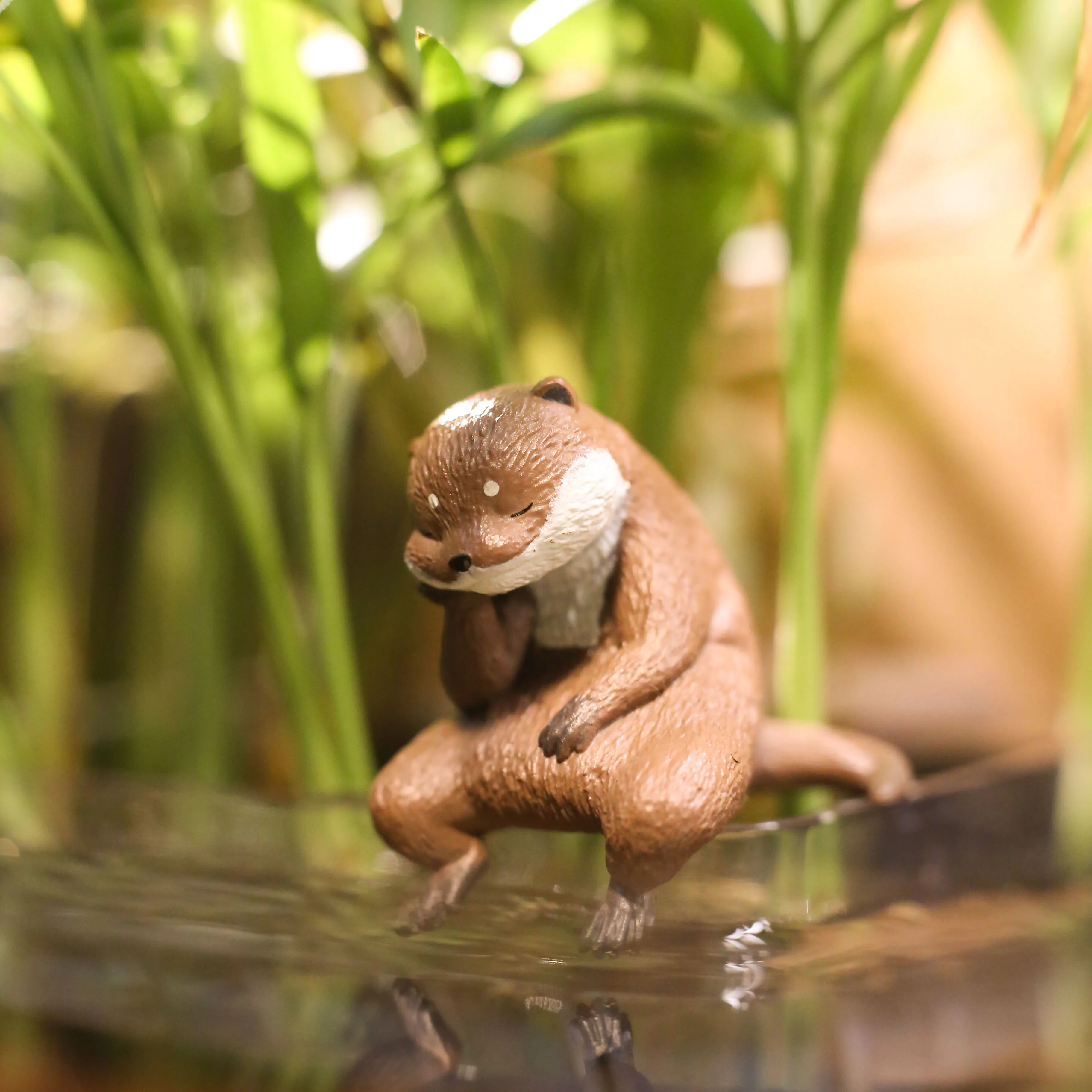 Figura de juguete animal tipo lontra con garras y descanso - imagen 5