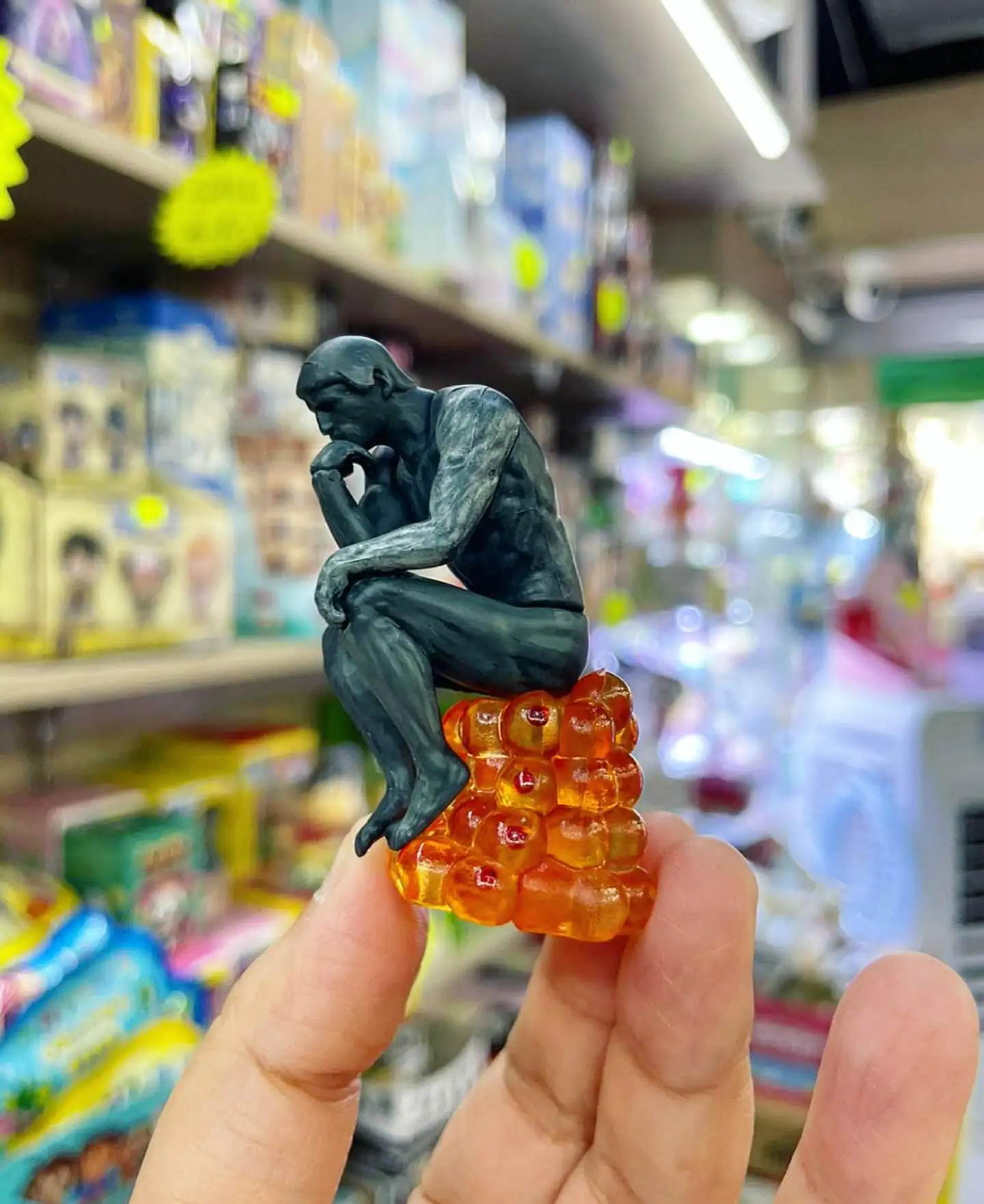 Soporte de piedras, juguete cápsula creativo, parte de meron gris, roe de salmón, escarabajo, lápiz labial, pensador, akabeko, adornos en miniatura de vaca roja - imagen 3