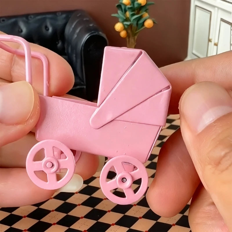 Nuevo Mini cochecito de hierro rosa para casa de muñecas a escala 1/12, modelo bonito, cochecito de muñecas en miniatura, juguetes, Mini casa, rueda pequeña, modelo de carretilla, decoración - imagen 5