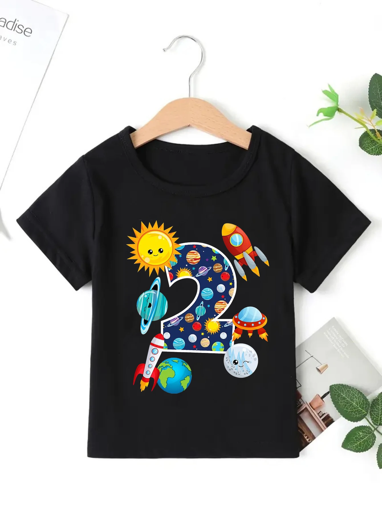 Camiseta con estampado de 2 ° cumpleaños, nave espacial, sol, tierra, planeta, camiseta negra para niñas/niños, camiseta Kawaii para niños pequeños, camisa de manga corta