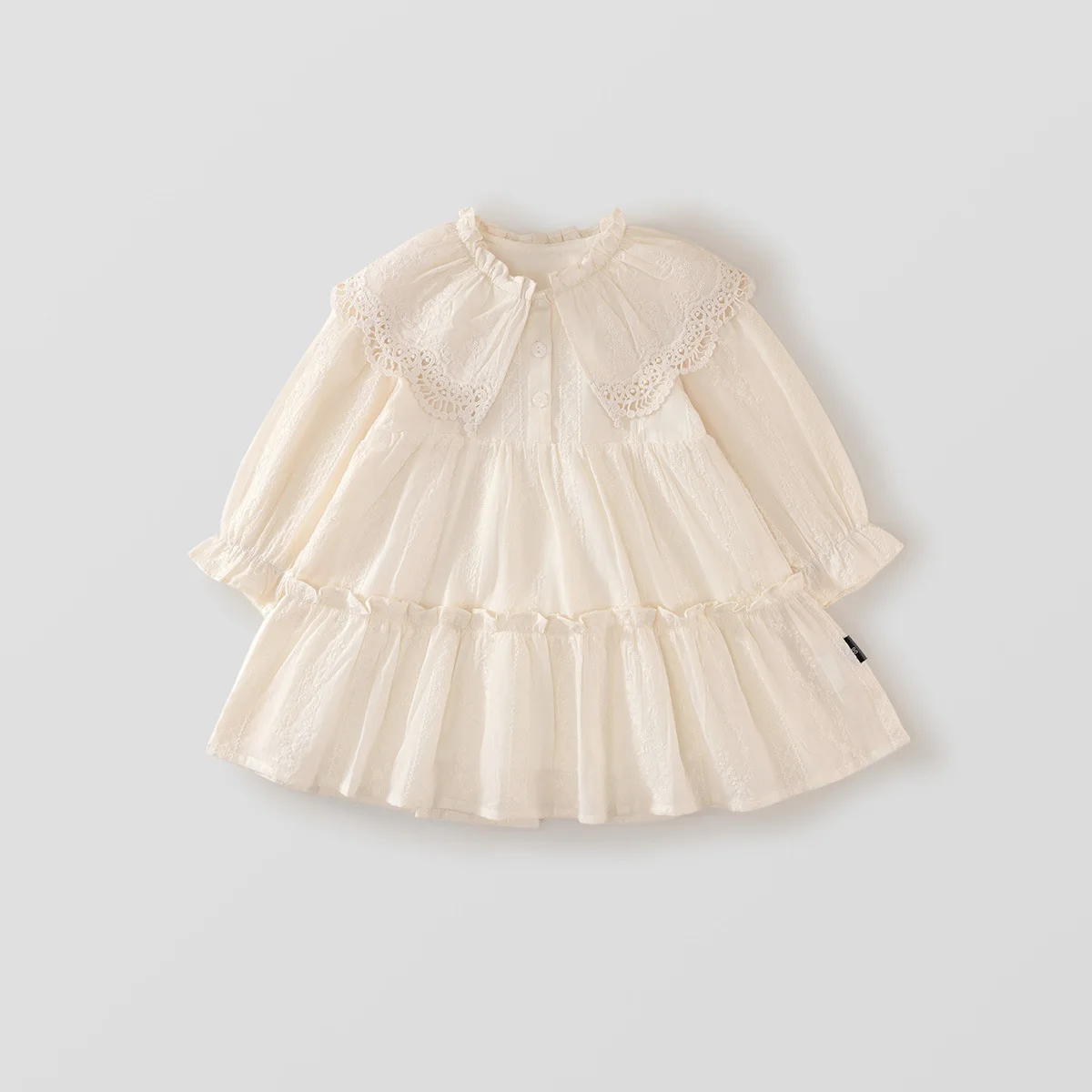 Detalle encaje vestido infantil