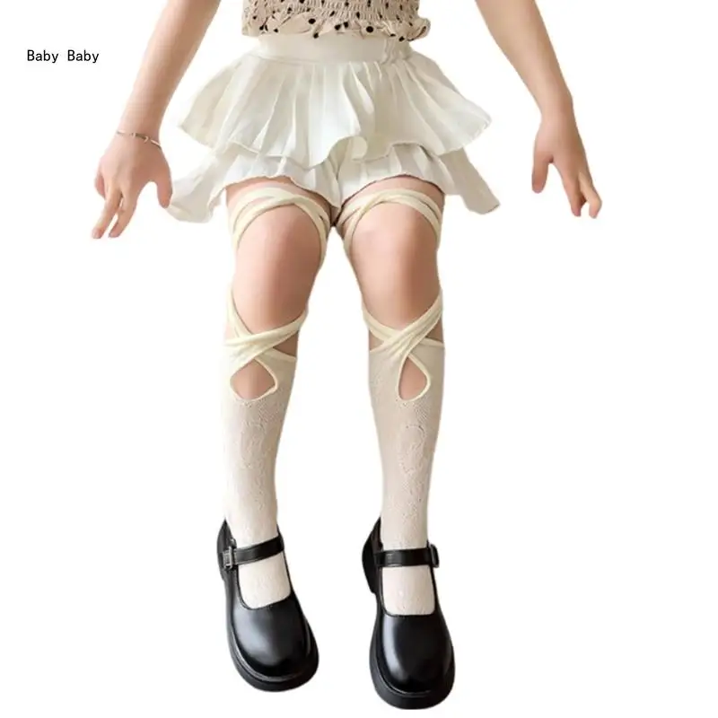 Una muñeca con un vestido y calcetines blancos