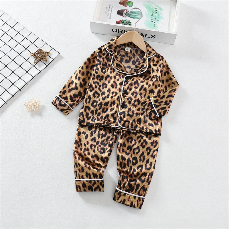 Detalle de costuras del pijama infantil