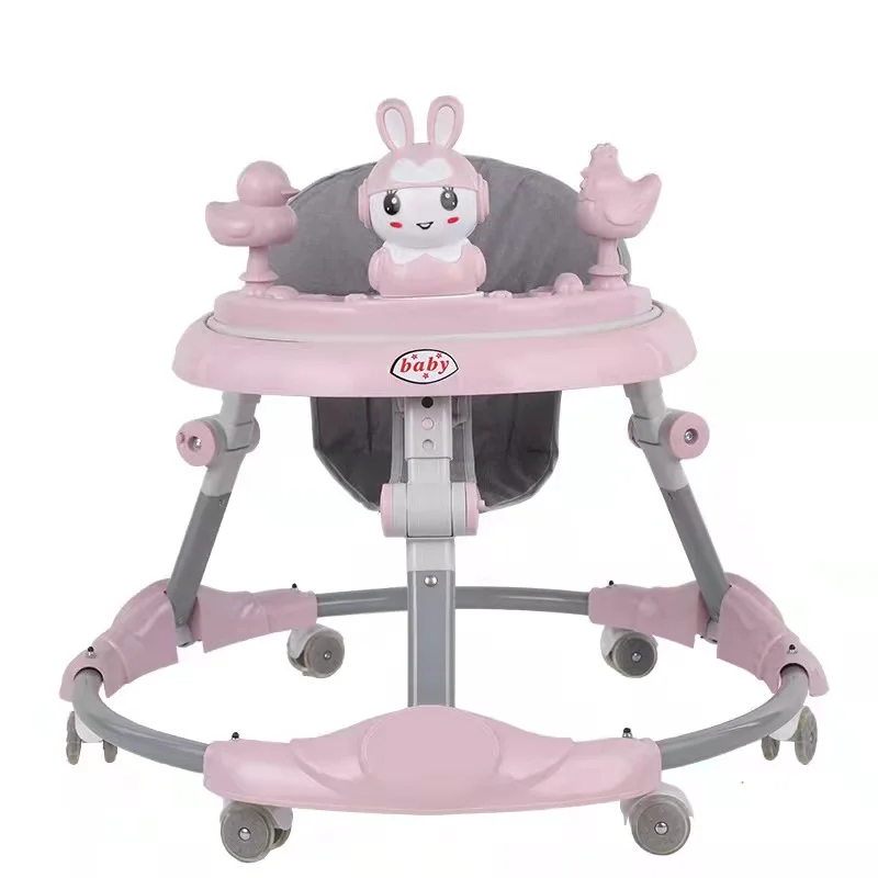 Un cochecito de bebé rosa con un conejito