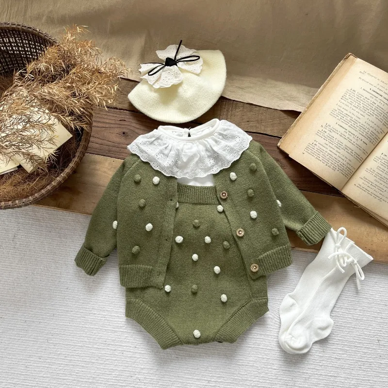Conjunto de suéter de otoño y primavera para bebé: abrigo cárdigan con pompón de moda y pantalones cortos con tirantes y mameluco, conjunto de dos piezas.