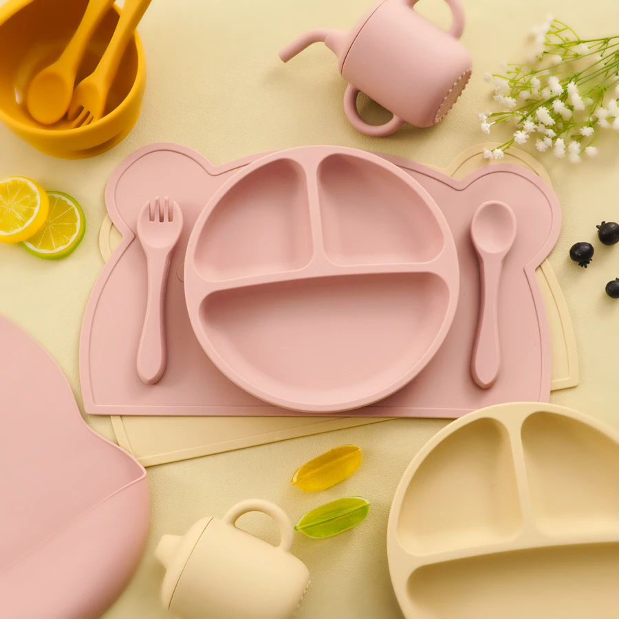 Juego de vajilla de silicona para bebé, cuchara portátil, tenedor, taza para sorber con tapas, mantel antideslizante, platos de succión, cuenco, babero ajustable, 7 Uds.