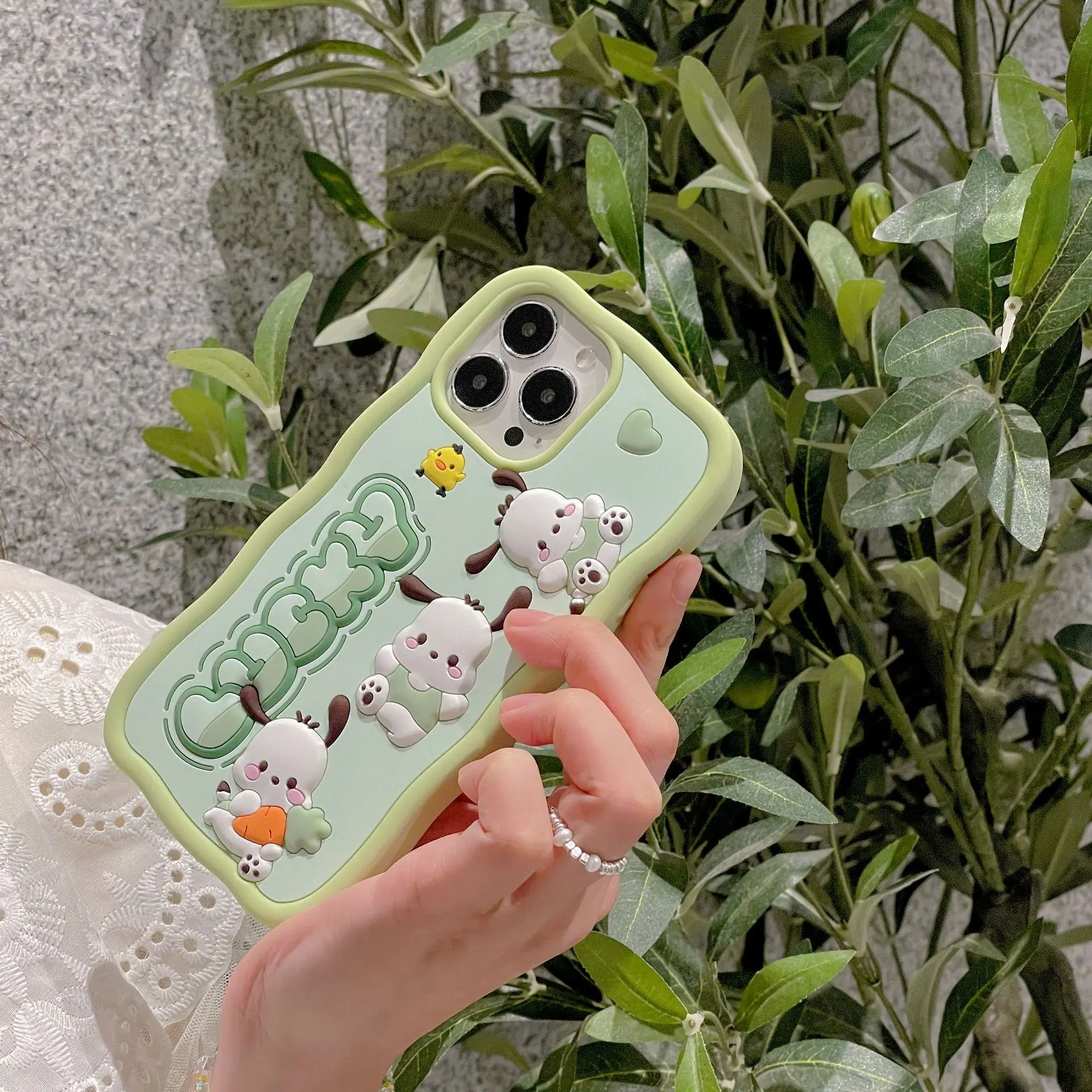 Una mujer que sostiene un teléfono celular verde con un estuche que tiene perros blancos