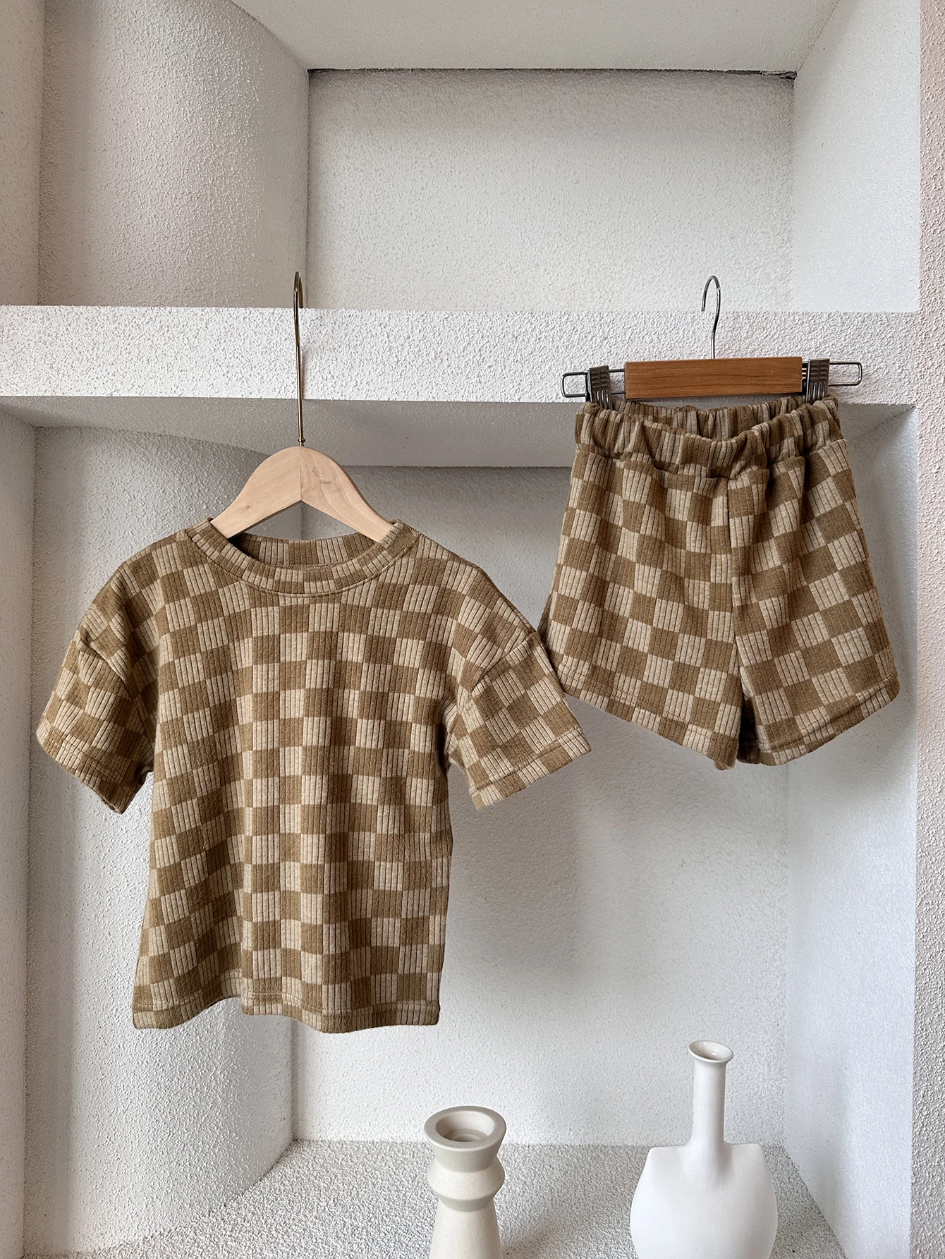 Conjunto bebé a cuadros: top ligero y pantalones cortos neutros