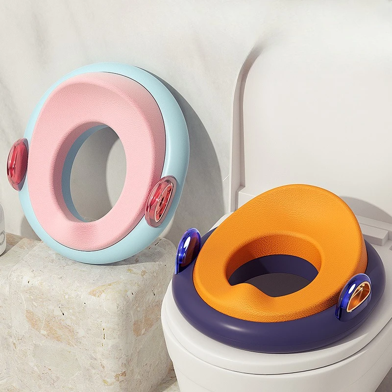 Asiento de inodoro de PU de cubierta completa, inodoro doble antideslizante para niños, diseño elevado a prueba de salpicaduras, asiento de orinal para niños con almacenamiento colgante - imagen 2
