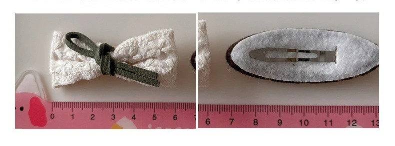 Detalle del encaje y estampado floral de los pasadores de lazo