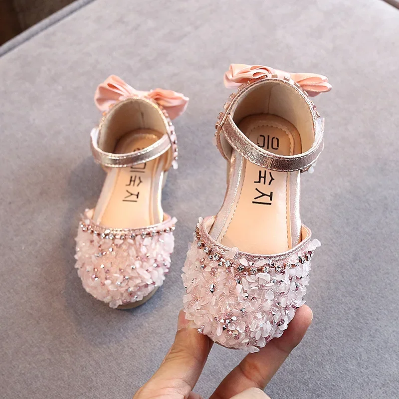 2023 zapatos individuales con lazo de cristal, zapatos suaves de princesa a la moda para niñas de verano, sandalias planas de cuero Pu con diamantes de imitación para bebés A986