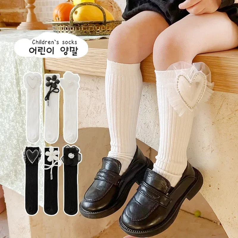 1 par de calcetines de pantorrilla dulces para niños jóvenes Color blanco negro estilo corazón Floral calcetín para niños primavera otoño calcetín escolar suave - imagen 3