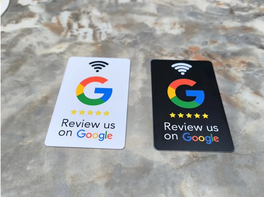 Dos tarjetas de revisión de Google están en una mesa