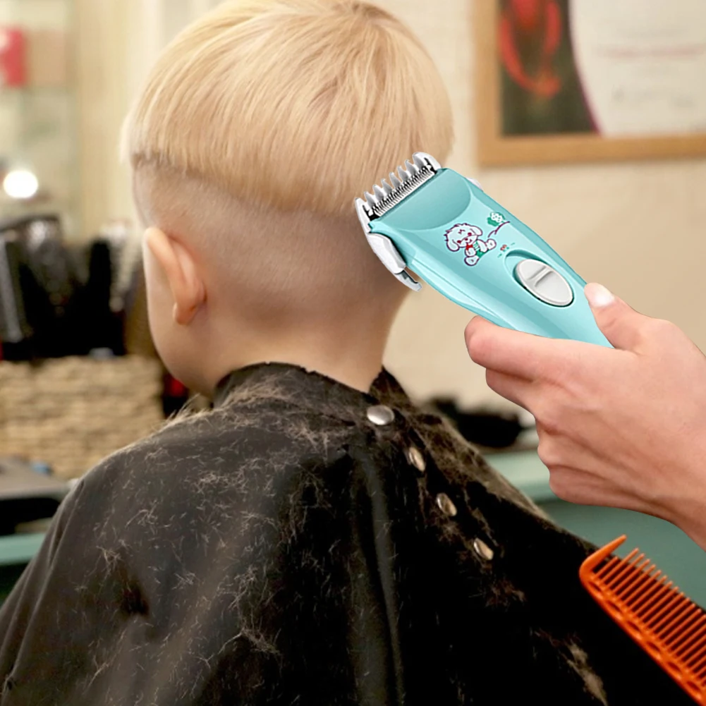 Una persona cortando el pelo a un niño. El niño está sentado y la persona que corta el cabello utiliza una maquinilla eléctrica con un protector para recortar el cabello.