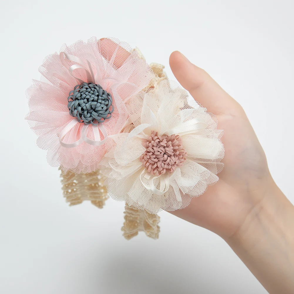 un par de clips de cabello en forma de flores