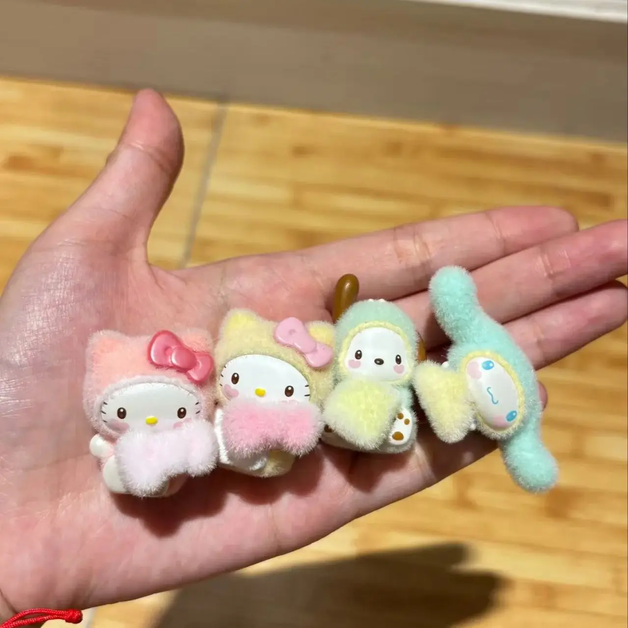 Sanrio Bolsa sorpresa bebé con mini peluches tiernos flocados - imagen 5