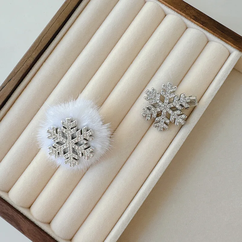 Par de pinzas para el cabello de copo de nieve de felpa de hadas: pasadores laterales pequeños para mujer, flequillo Tame, accesorios para el cabello elegantes de decoración festiva. - imagen 3