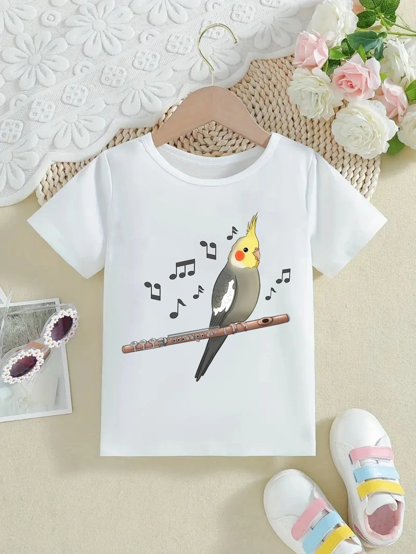 Camiseta con estampado de nota musical de cacatúa jugando el flauta, camiseta divertida de verano para niñas y niños, camiseta bonita de pájaro, ropa Kawaii para niños
