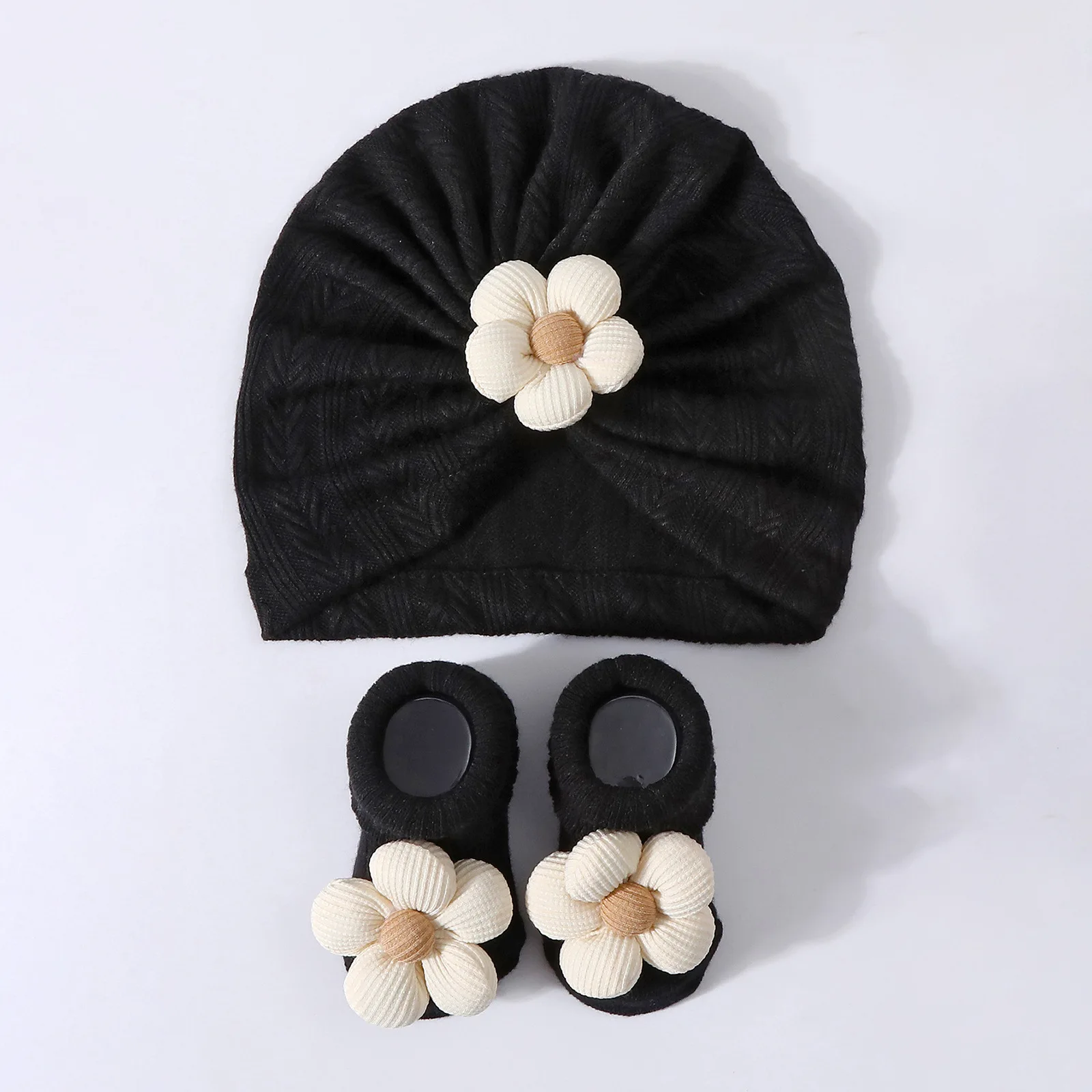 Set de gorros florales y calcetines para bebé recién nacido - imagen 4