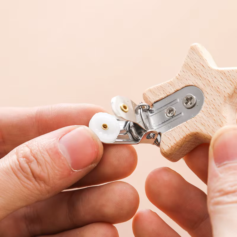 Clip para chupete de madera de haya con forma de estrella