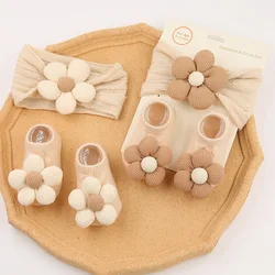 Conjunto bebé Cream Latte con diadema de flores y calcetines