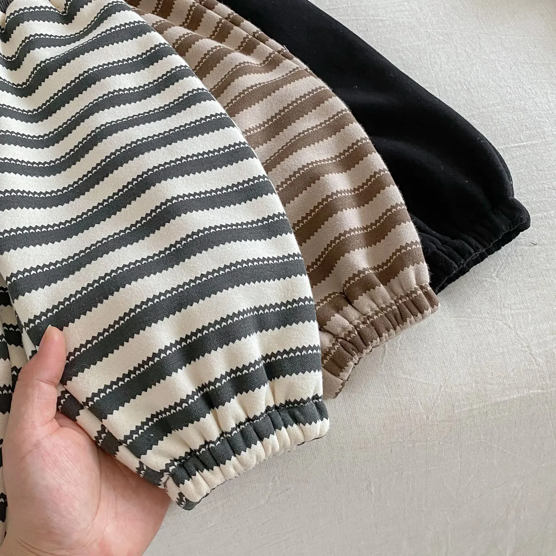Pantalones de chándal suaves y cómodos para niños y niñas, pantalones con puños gruesos bloqueados de Color a rayas de estilo coreano, invierno 2025 - imagen 4