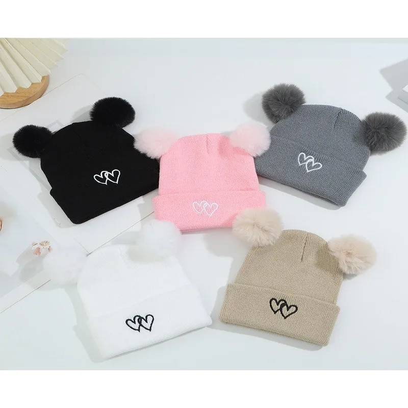 Lindo gorro de punto para bebé: bordado de doble corazón con pompones, gorro cálido suave y agradable para la piel, gorros unisex para clima frío.