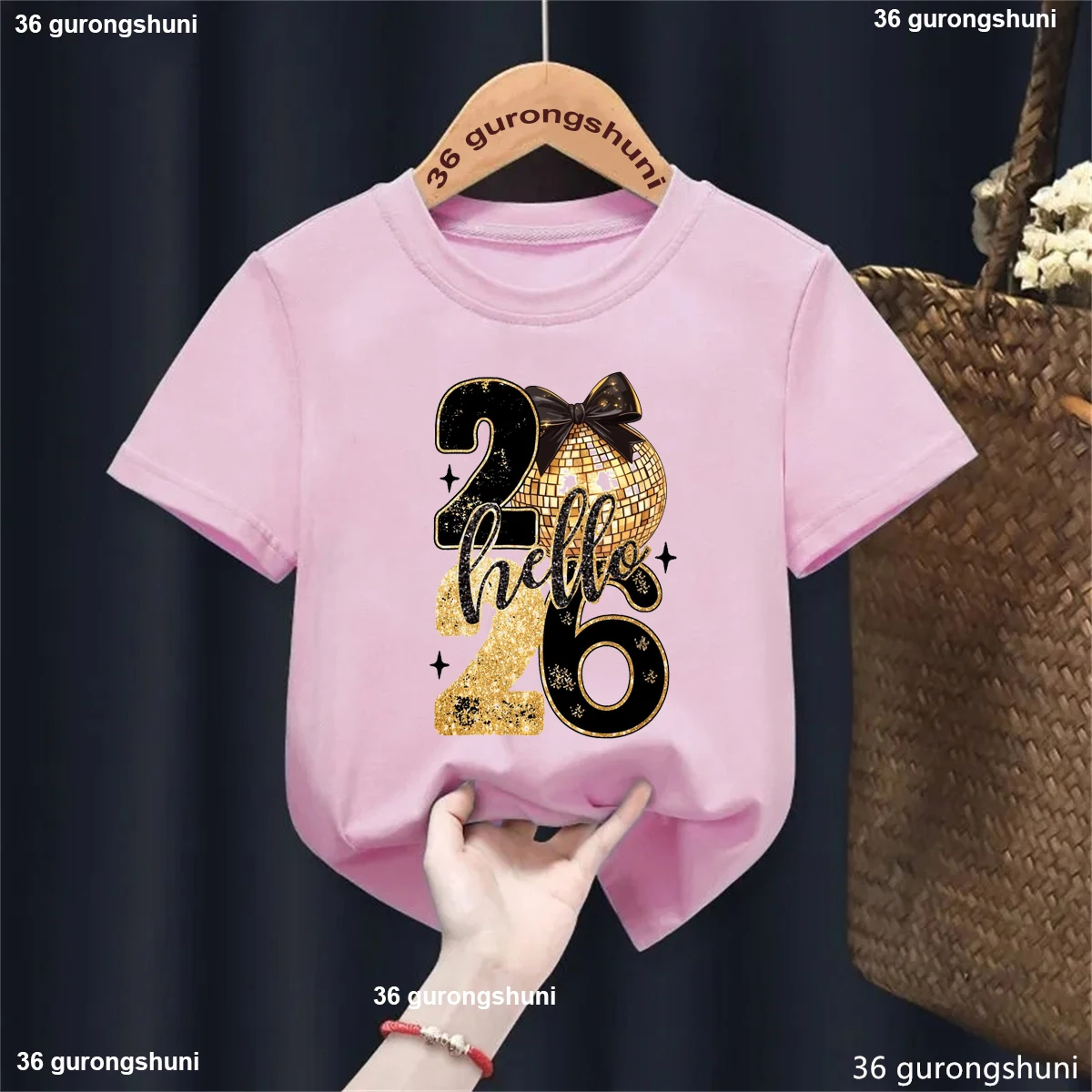 Camiseta con estampado de lazo rosa Golden Hello 2026 para niñas, camiseta de Feliz Año Nuevo, regalos de vacaciones, ropa Kawaii para niños, camiseta sólida