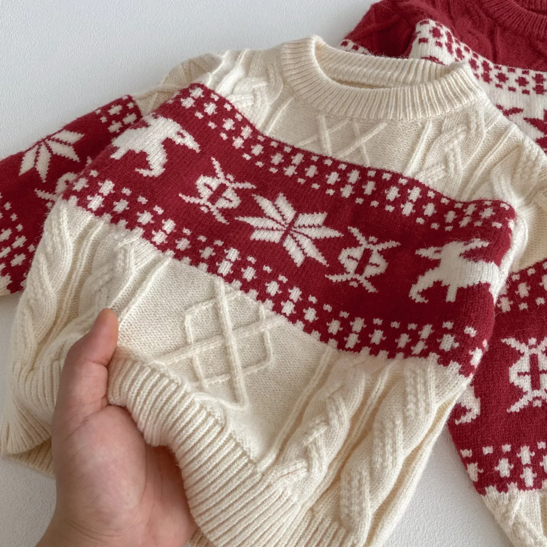 Jersey navideño infantil de punto con copos de nieve - imagen 5