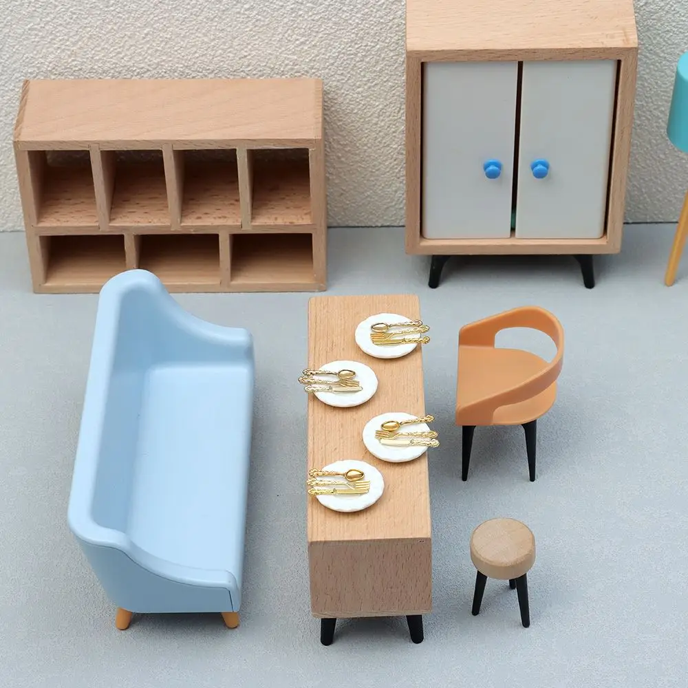 Una pequeña mesa con platos y una silla
