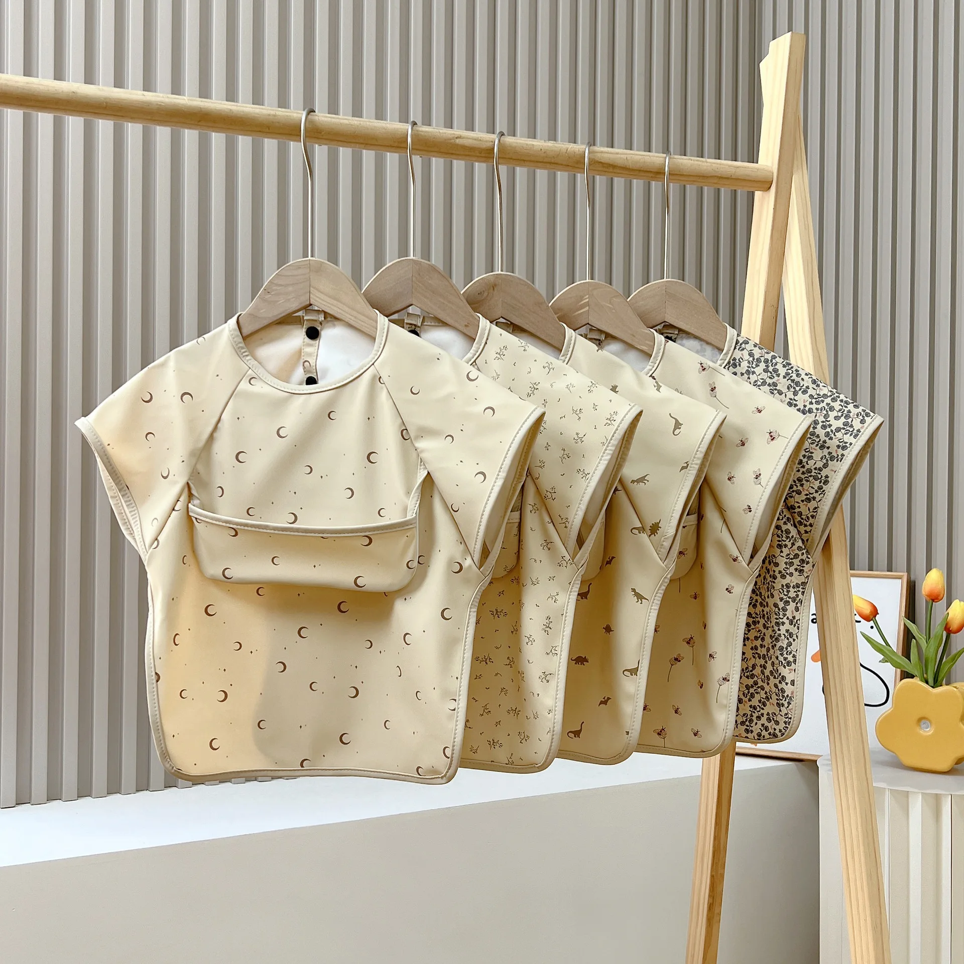 Baberos de alimentación impermeables para bebés, delantal tipo bata de manga corta con animales de dibujos animados, Baberos para bebés de 0 a 4 años