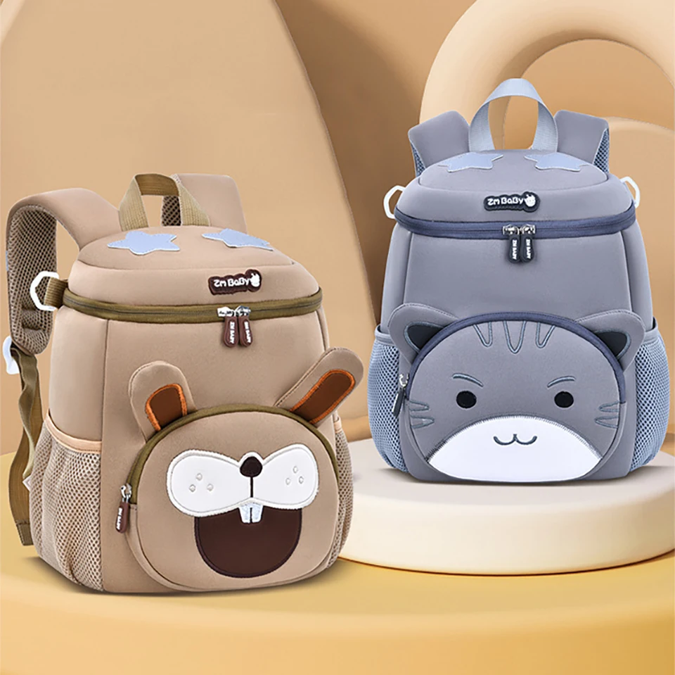 Mochila infantil HOUSBAY con diseño de ardilla y gato sobre fondo claro
