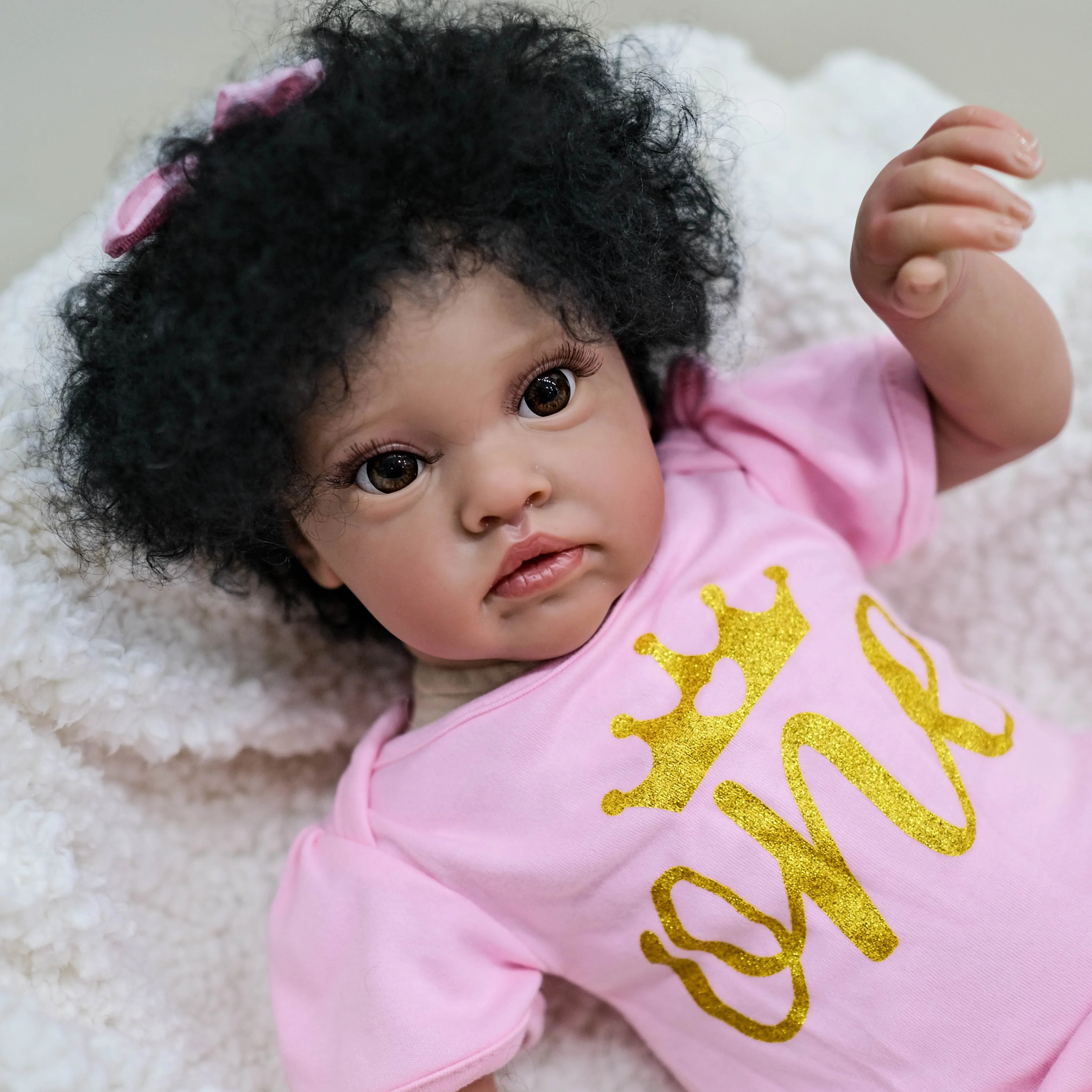 Muñeca Reborn NPK Chantal – Bebé despierta piel marrón oscuro - imagen 5
