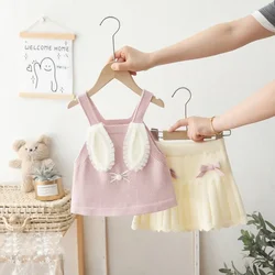 Conjunto de punto para niña: camisola con conejitos y falda plisada